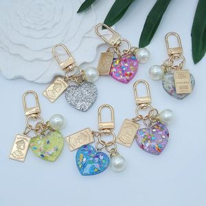 Porte-clés de randonnée en forme de cœur avec perles et étiquette métallique pour la décoration de sacs à main - Product Image 1