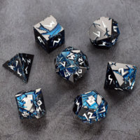 Gunmetal DND Metal Dice Set 7PCS | Dés à motif de dragon bleu de police blanche | Fabricant de dés RPG gravés sur mesure