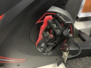 Juego de bicicleta deportiva de primera calidad y bicicleta de <span class=keywords><strong>spinning</strong></span> magnética con pantalla inteligente y <span class=keywords><strong>pedales</strong></span> con clip para entrenamiento de cuerpo completo en el gimnasio en casa - Product Image 2