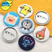 Badge personnalisé en peluche brodée, motif dessin animé mignon, avec attache papillon – Cadeau promotionnel créatif