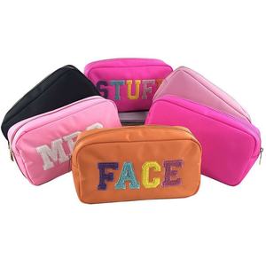 Bolsa de Maquillaje de Nailon Color Caramelo, Personalizable, Bolsa de Cosméticos de Lujo con Parches de Letras de Felpa - Product Image 2