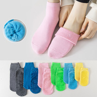 Chaussettes antidérapantes en Spandex/Nylon/Coton pour jeunes sportifs, idéales pour le trampoline et les terrains de jeux, avec logo sur le dessous.