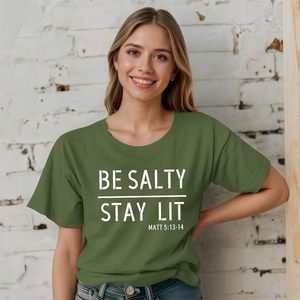 เสื้อยืดผู้หญิง FOXA ลาย Be Salty Stay Lit พร้อมข้อความจากพระคัมภีร์ไบเบิล ผ้าฝ้ายเจอร์ซีย์ 100% ระบายอากาศได้ดี แขนเสื้อแบบปกติ - Product Image 4