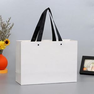 Bolsas de Regalo de Cartón Blanco para Zapatos y Ropa, Venta al por Mayor, Personalizadas, Premium, Biodegradables, con Impresión de Logotipo Estampado en Lámina de Lujo - Product Image 6