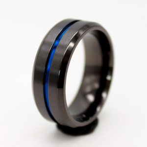 Anello Nuziale Impermeabile <span class=keywords><strong>in</strong></span> <span class=keywords><strong>Acciaio</strong></span> <span class=keywords><strong>Chirurgico</strong></span> 316L, 6mm, Finitura PVD Nera Spazzolata con Bordi Smussati Lucidi, 1 Scanalatura Blu - Product Image 4
