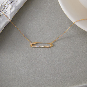 Collier en forme de trombone en diamant plaqué or 18 carats, taille brillant ronde, unisexe, pour usage quotidien, design géométrique JDN0306080 - Product Image 4
