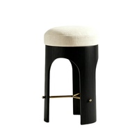 Tabouret de bar nordique moderne rétro en tissu de lin et bois de chêne, siège rond avec design de pieds créatifs, tabouret haut pour comptoir de réception