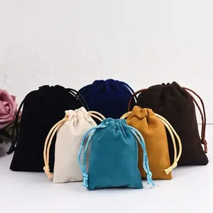 Pochette en velours doux bleu clair avec logo personnalisé imprimé et gaufré, idéale pour l'emballage de sacs à main, chaussures, vêtements et comme sac anti-poussière. - Product Image 5