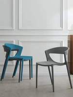 Chaise de salle à manger en plastique empilable ergonomique au design célèbre, chaise en plastique colorée