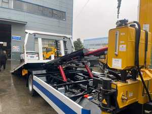 Camión grúa de plataforma plana ISUZU 4x2, camión de plataforma plana de 5T para transporte de vehículos, camión de recuperación en carretera con grúa de pluma plegable - Product Image 5