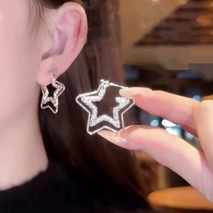 Pendientes de perlas retorcidas en oro cepillado de gran tamaño, joyería llamativa de estilo europeo americano para mujer - Product Image 3