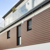 Plafond en WPC extrudé, panneaux décoratifs modernes imperméables pour l'extérieur, revêtement extérieur durable pour usage commercial