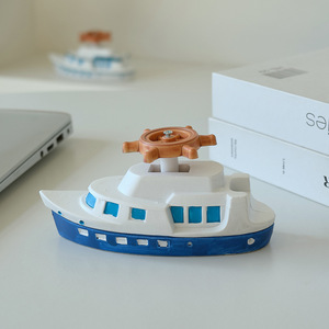 Adorno de Barco de Resina, Mini Velero Pintado en Azul y Blanco, Decoración de Escritorio, Estilo Hecho a Mano - Product Image 2