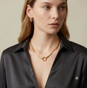 Adornos de lujo para el cuello con diseño de serpiente pulida, adornos de cuello con patrón de serpiente liso chapados en oro de primera calidad, equipados con un cierre redondo seguro - Product Image 4
