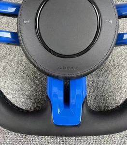 Volant en carbone forgé sur mesure GT pour <span class=keywords><strong>Ford</strong></span> Mustang S550 - Chauffant, écran LED et poignées en Alcantara - Product Image 2