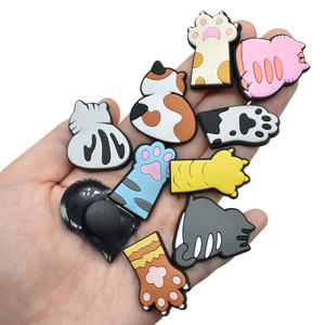 จี้รองเท้าลายการ์ตูนแมวน่ารัก 3 มิติ ทำจาก PVC สำหรับผู้ชาย พร้อมหัวเข็มขัด ดีไซน์แบบ Croc ลายดอกไม้ และอุปกรณ์ตกแต่ง<span class=keywords><strong>ตุ๊กตา</strong></span> - Product Image 4