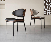 Chaise de salle à manger moderne en bois massif avec dossier papillon, assise et dossier rembourrés en cuir, pieds en métal noir - Mobilier pour hôtel et maison