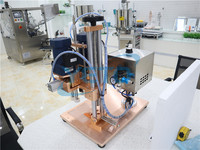 Machine de capsulage semi-automatique de table compacte en acier inoxydable pour bouteilles en verre, plastique et PET avec scellage de bouchons à vis