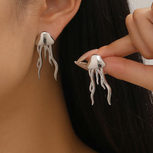 เครื่องประดับพู่ห้อยสไตล์มินิมอลสุดหรู ดีไซน์รูปแมงกะพรุน ทำจากสแตนเลสชุบทอง เรียบเนียน เหมาะเป็นของขวัญ - Product Image 2