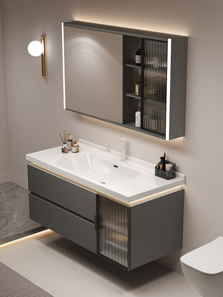 สีเทาเข้ม