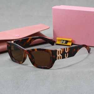 25 Nuovi <span class=keywords><strong>Occhiali</strong></span> <span class=keywords><strong>da</strong></span> <span class=keywords><strong>Sole</strong></span> <span class=keywords><strong>Donna</strong></span> Miu Stile Retrò Francese 09 Versione High-End Montatura Quadrata in Acetato con Lettere in <span class=keywords><strong>Metallo</strong></span> che Coprono il Viso Protezione UV400 - Product Image 2