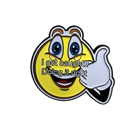 Vente en gros usine : Broche personnalisée à peinture cuitée, motif visage souriant et pouce levé, pour sac à dos, vêtements et cadeaux