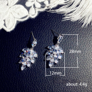 Orecchini Pendenti con Zirconi a Goccia, Eleganti Orecchini Lunghi Minimalisti da Sposa per Donne - Product Image 3