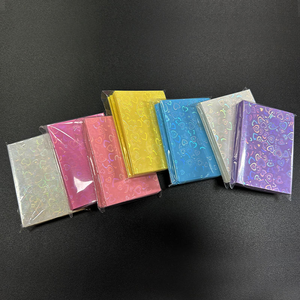 50 Fundas Protectoras Holográficas Multicolor para Tarjetas, 61*91mm, Transparentes de PP, para Tarjetas Coleccionables - Product Image 1