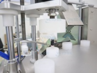 Machine de remplissage et de bouchage semi-automatique YETO à haute efficacité pour petits flacons de parfum, échantillons, huiles, vaporisateurs de parfum, toner