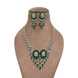 Conjunto de collar y aretes de zirconio plateado de calidad premium glamorosa y moderna para uso en compromisos, bodas y fiestas. - Product Image 2