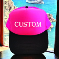 Casquette de baseball réglable à 5 panneaux en polyester et mousse avec impression de logo personnalisé par sublimation, style color block néon, type trucker