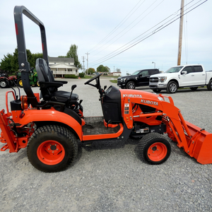 Tracteur agricole vert avec chargeur frontal et pelle arrière, transmission par engrenages 4x4, tracteur multifonctionnel à roues - Product Image 6