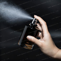 Flacon de parfum en verre à col long de 100 ml avec vaporisateur pompe, design sérigraphié personnalisable, emballé en carton, logo personnalisé
