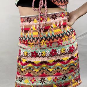 ชุดเซ็ตแจ็คการ์ดลายพิมพ์เรขาคณิตสำหรับผู้หญิง ดีไซน์ใหม่จากโรงงาน พร้อมเสื้อครอปท็อปและกระโปรงมินิปักลายดอกไม้ - Product Image 3