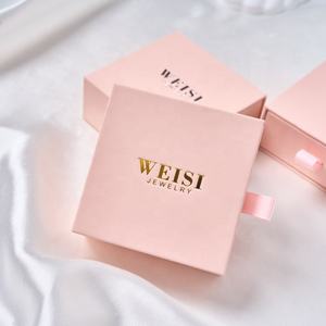 Модная подарочная коробка для ювелирных изделий из картона 7*7*<span class=keywords><strong>3</strong></span> см с тиснением, доставка за <span class=keywords><strong>3</strong></span> дня - Product Image 1