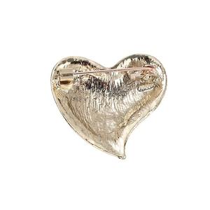 Yunlv versión coreana broche con incrustaciones de diamantes <span class=keywords><strong>en</strong></span> forma de corazón de gama alta, Pin de diamantes de imitación Retro para mujer, <span class=keywords><strong>Coágulo</strong></span> de aleación con sentido de diseño de nicho - Product Image 5