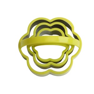 New Hot Sale 3 Pieces of Flower Shape Plastic Cookie Cutter Set With PP Plastic Handle - Product Image 1