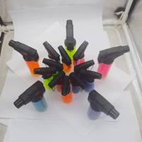 Briquets torche à gaz PQ-003 couleurs transparentes sur la table sans fond