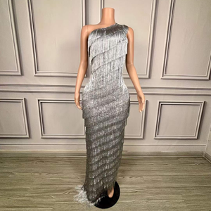 Robe de soirée MF Summer en satin argenté respirant, taille naturelle, coupe trapèze, col en V, sans manches, asymétrique, élégante, longue, avec des franges - Product Image 1