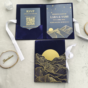 Invitación de Boda de Lujo en Terciopelo Azul con Líneas Doradas, Montaña, Luna Llena, Noche Estrellada, Cinta Blanca, Tarjeta RSVP Personalizada, Boda en Marrakech - Product Image 1