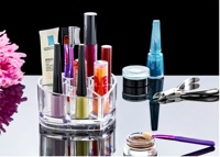 Boîte de rangement pour maquillage décorative universelle moderne en cristal PS transparent en forme de cœur, étanche, avec compartiments pour pinceaux