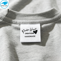 Étiquette personnalisée en satin et toile de coton blanc naturel, pliée au centre, avec instructions d'entretien et tailles