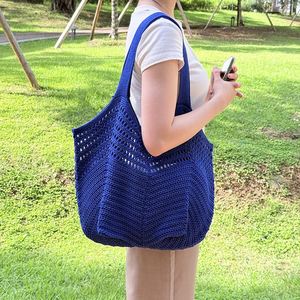 Sac tricoté en polyester grande capacité, style mode et loisirs, pour les vacances, avec motif ajouré au crochet, couleur unie, double bandoulière et ouverture pratique - Product Image 5