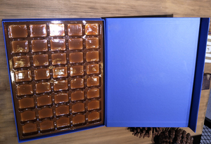 Boîte à <span class=keywords><strong>chocolat</strong></span> de luxe faite à la main sur mesure, avec compartiments rigides, forme triangulaire et carrée, fermeture magnétique, gaufrage à la feuille d'or, revêtement UV - Product Image 3