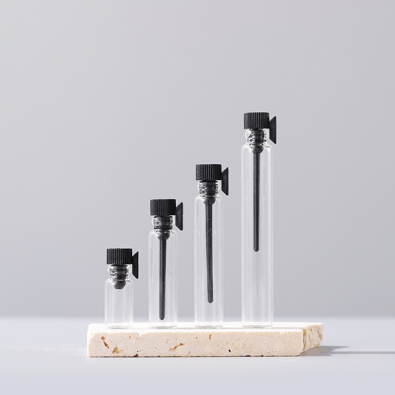 Botella transparente con tapa negra.