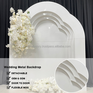 Arche murale décorative LEDA en métal blanc 3D multicouche avec chemin de fleurs pour mariages, fêtes et baby showers - Product Image 4