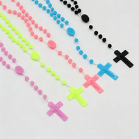 Chapelet en plastique violet, design élégant inspiré de la foi chrétienne, méditation catholique, prière en église