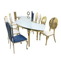Table de luxe en verre en forme de S avec pieds dorés, idéale pour les événements de mariage élégants et raffinés
