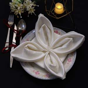 Serviette de table en polyester jacquard damassé avec texture florale tissée et bordure ourlée pour la location d'événements et le service de banquet - Product Image 1