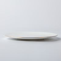 Service d'assiettes de luxe en porcelaine fine blanche avec bordure dorée pour banquets de mariage, restaurants et hôtels